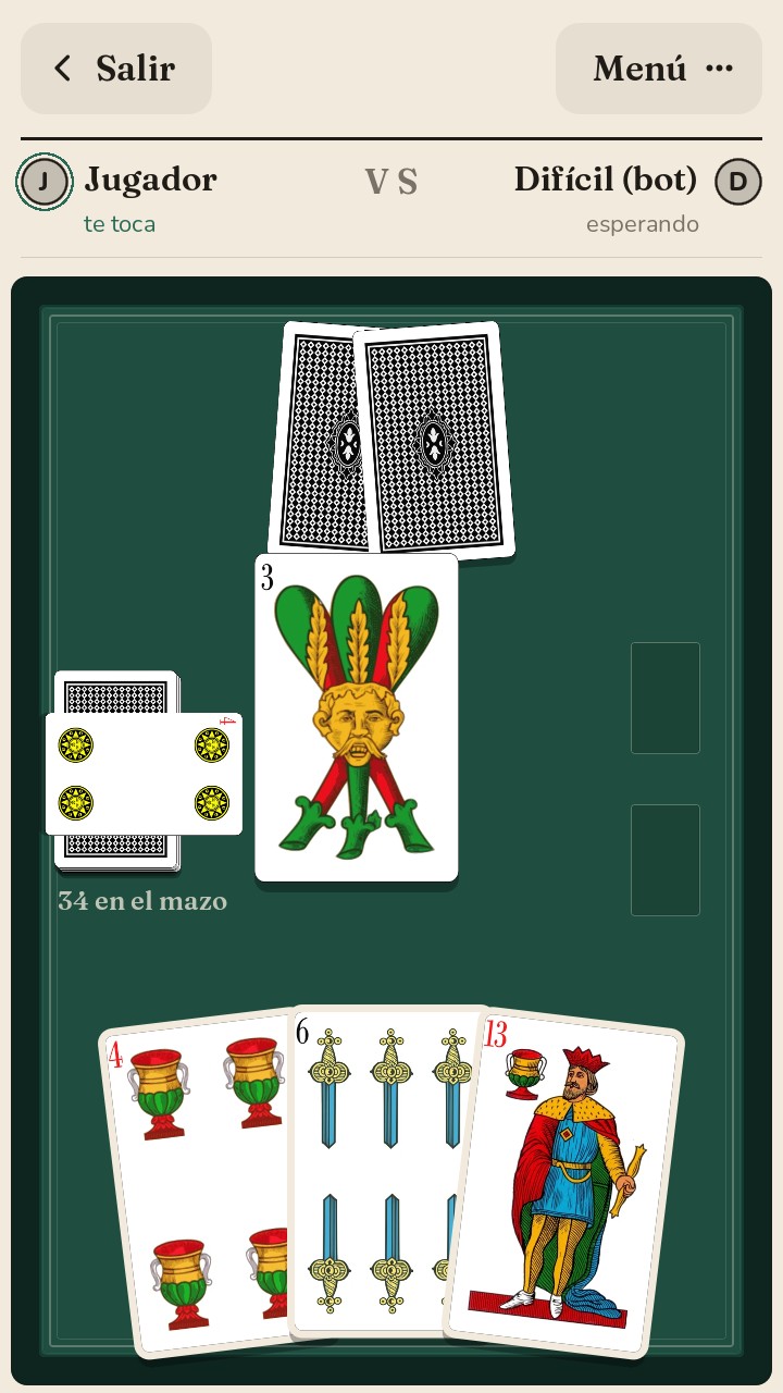 La mesa de la brisca con la baraja napolitana: dos cartas boca abajo del rival, la muestra junto al mazo y tres cartas en la mano