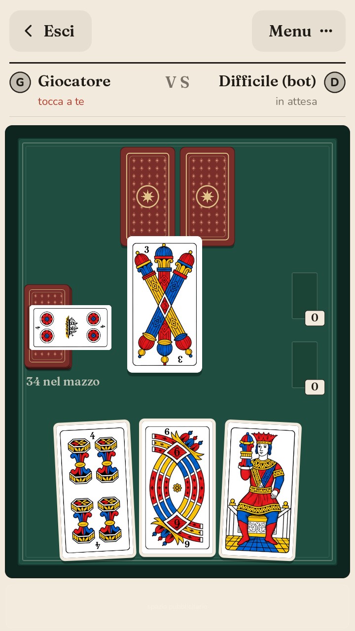 Lo stesso tavolo con le carte trentine, ridisegnate a tinte piatte: il tre di bastoni giocato in mezzo e tre carte in mano